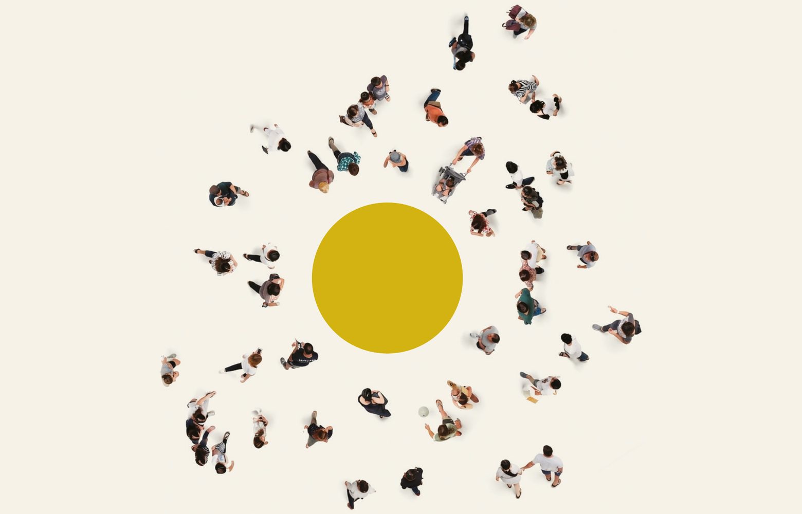 Veduta dall'alto di persone disposte in cerchio attorno a un grande disco giallo